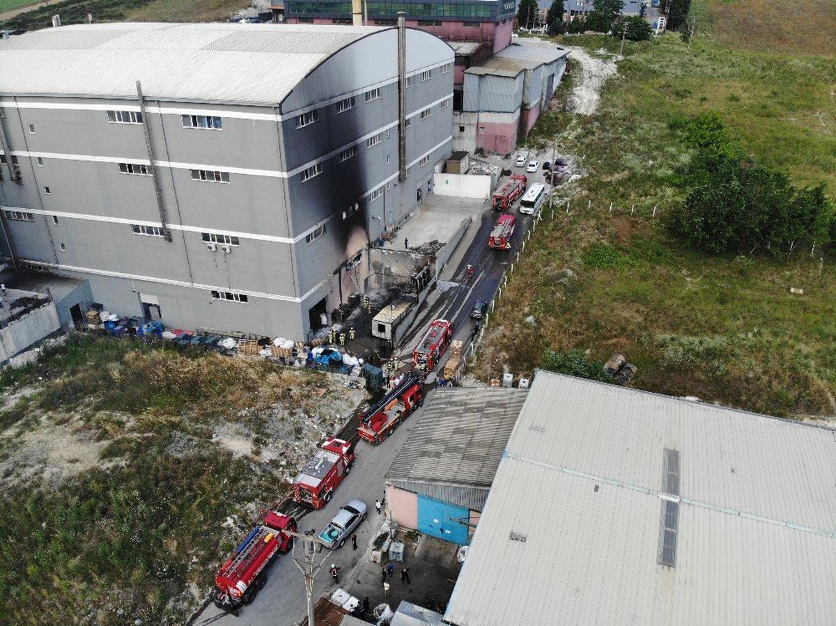 Hadımköy\'deki fabrika yangını havadan görüntülendi