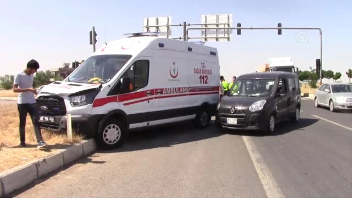 Hasta taşıyan ambulans hafif ticari araçla çarpıştı: 4 yaralı