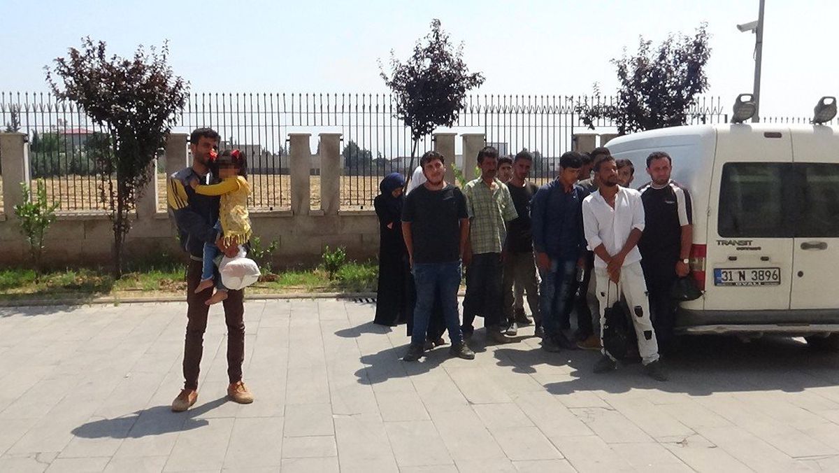 Hatay\'da 12 kaçak göçmen yakalandı