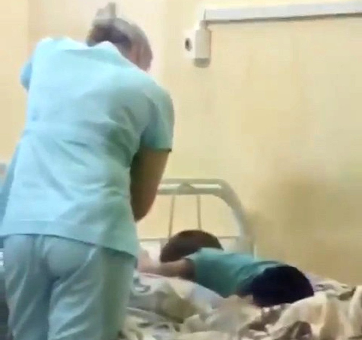 Hemşire tedavi gören çocuğu yatağa bağladı