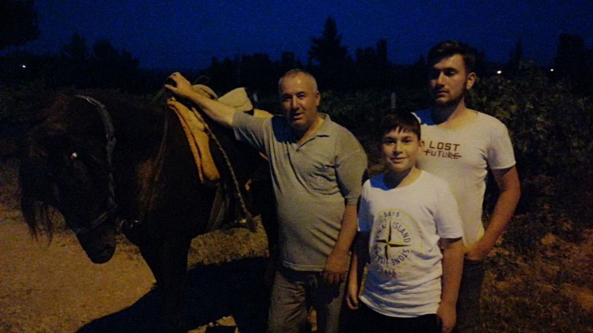İlçede atıyla sokakları turlayan adam görenleri şaşırtıyor