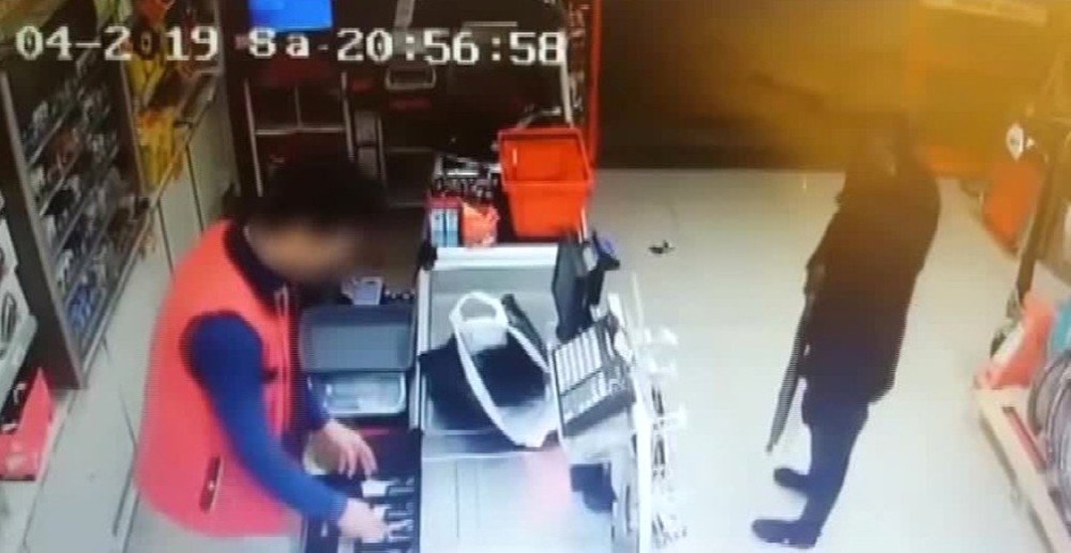 İstanbul\'da pompalı tüfekle market soygunları kamerada