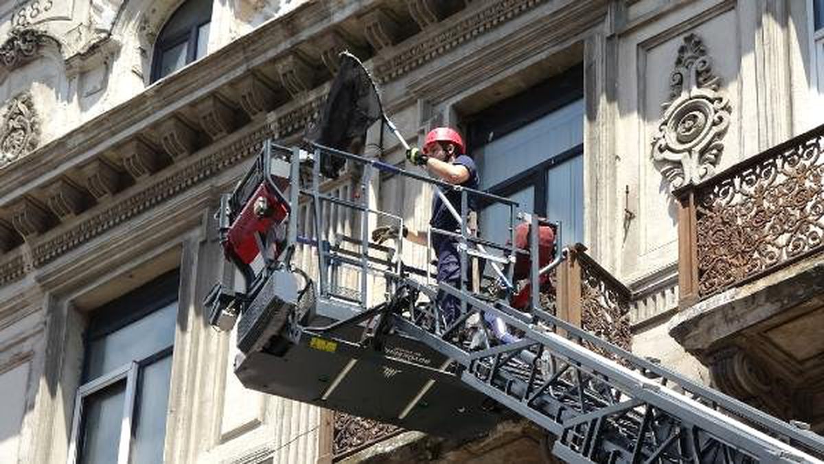 İstiklal Caddesi\'nde itfaiye ekiplerinin martı kurtarma operasyonu