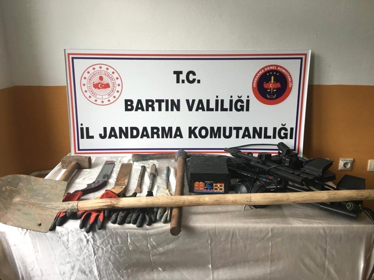 Kaçak kazı yaparken suçüstü yakalandılar