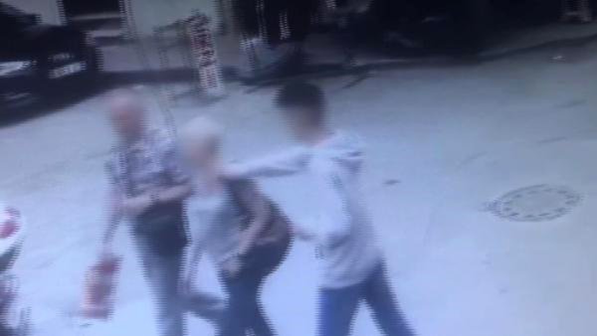 Kadın turiste kapkaç güvenlik kamerasında