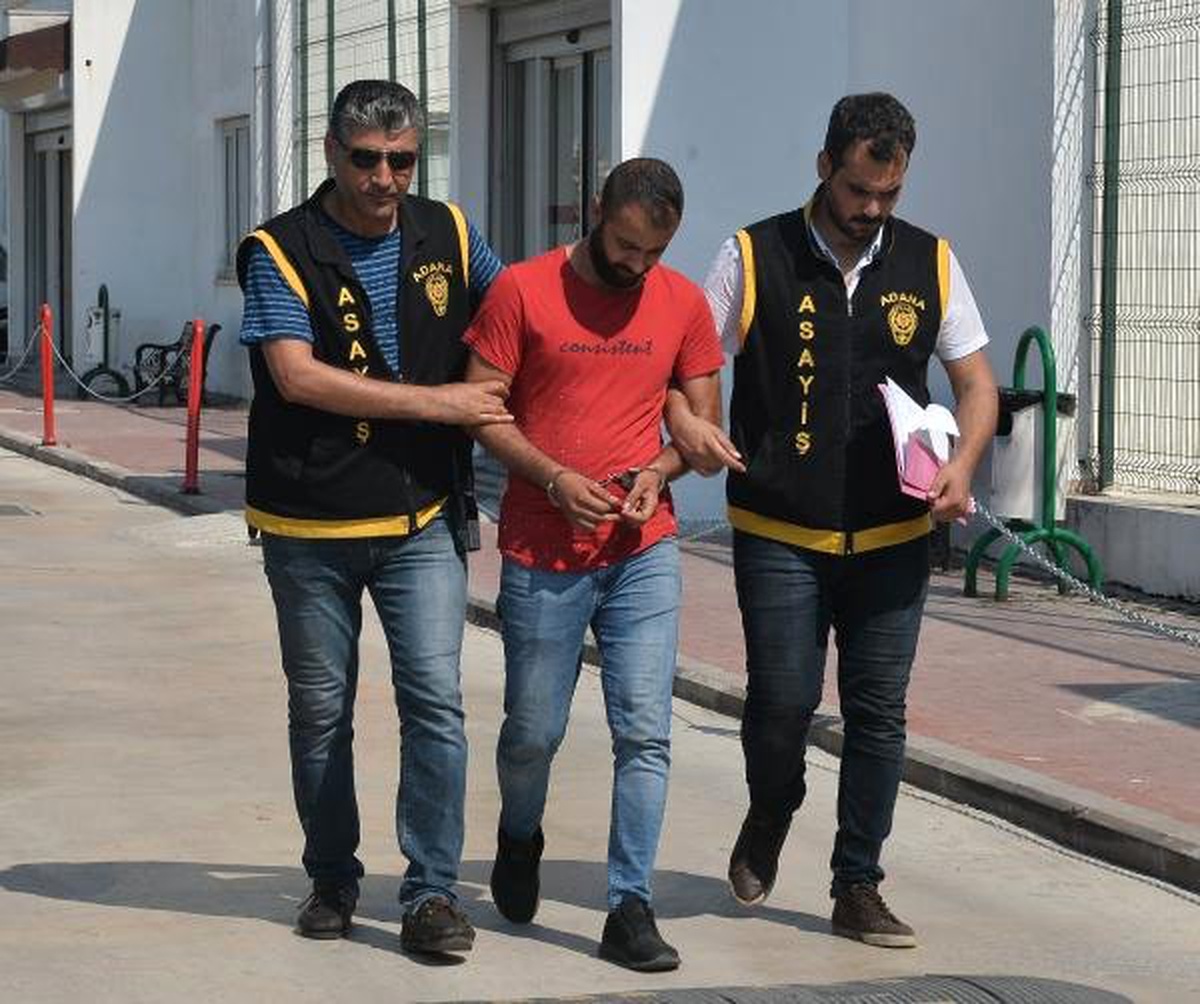 Kaldırımda oturan kadının cep telefonunu çaldı