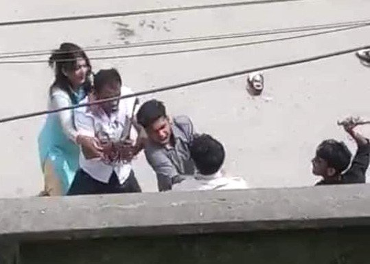 Karısının eski sevgilisi tarafından sokak ortasında öldürüldü