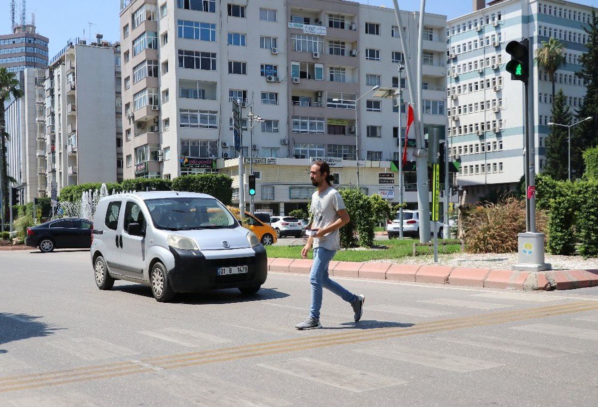 Kırmızı ışıkta geçen yayalara ceza