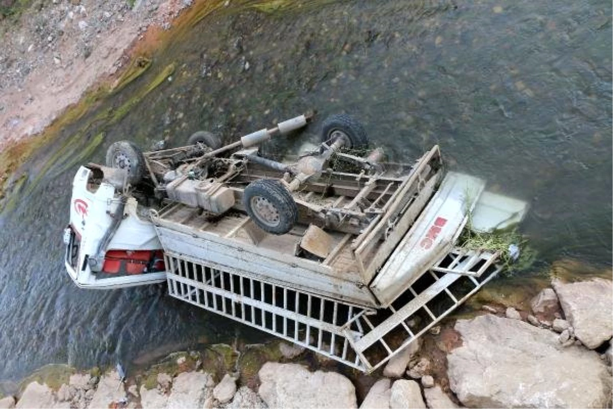 Malatya\'da dereye devrilen kamyonetteki 2 kişi yaralandı