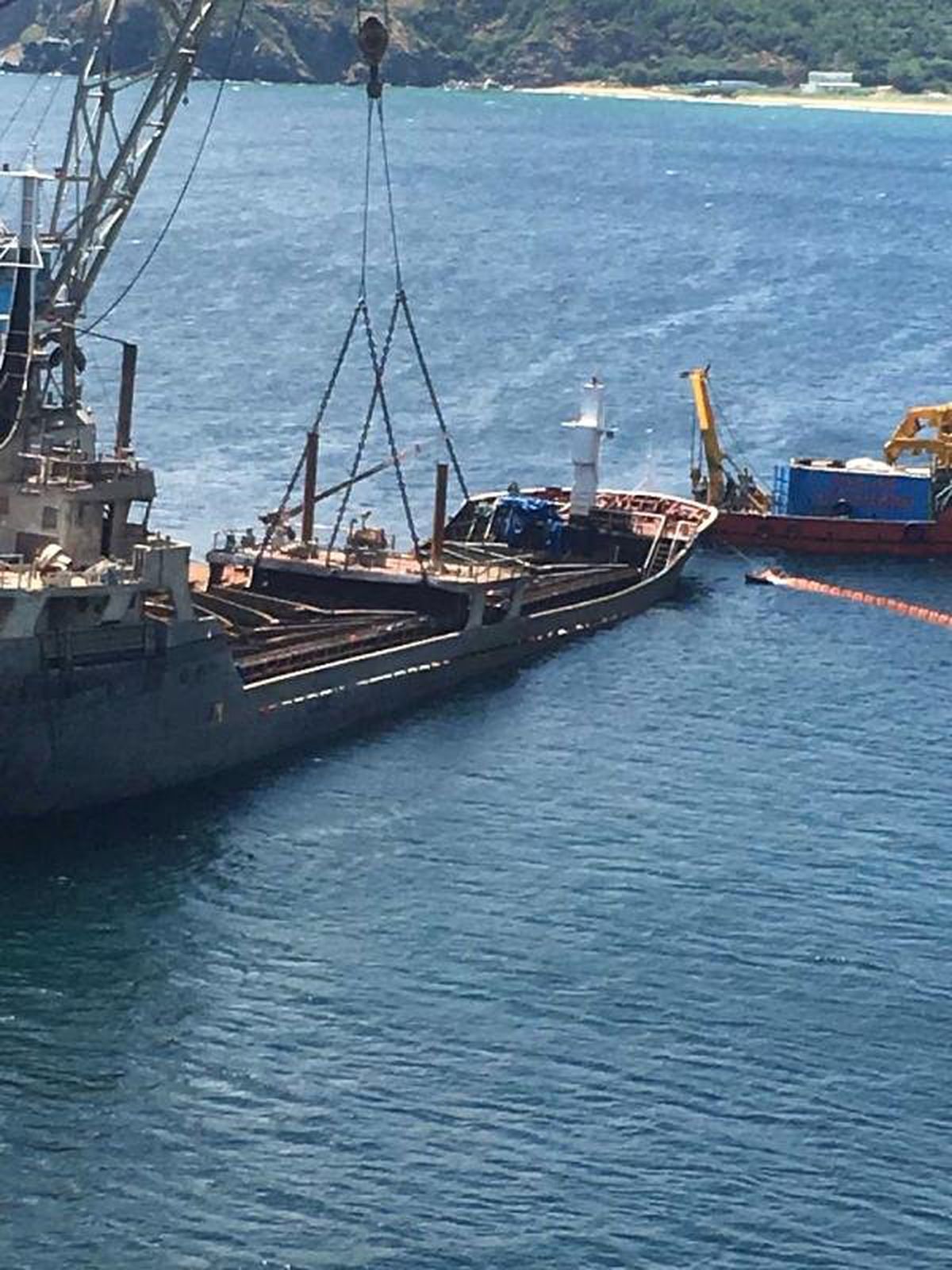 Marmara Adası açığında gemi, ekipler tarafından çıkarıldı