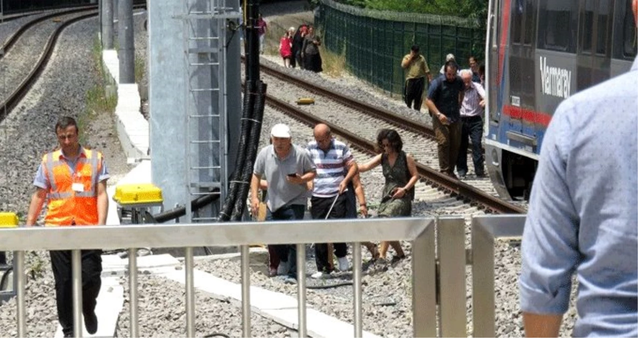 Marmaray arıza yaptı, fenalık geçiren yolcular trenden inip raylarda yürüdü