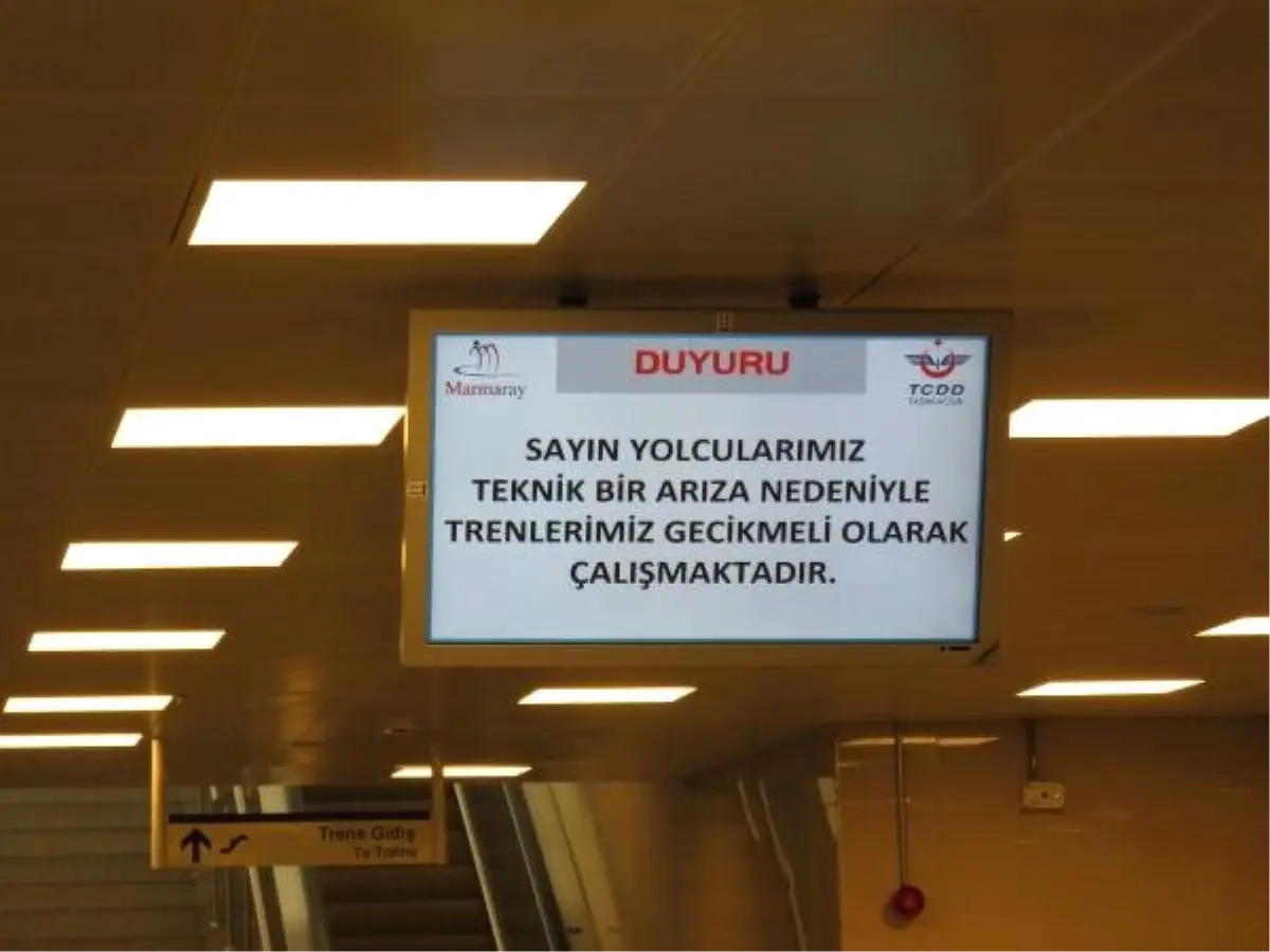 Marmaray arıza yaptı; vatandaşlar raylarda yürüdü (1)