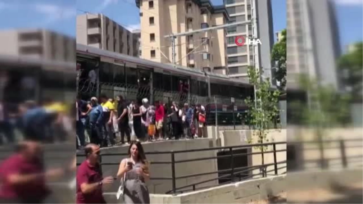 Marmaray\'da arıza meydana geldi, vatandaşlar trenden inip yürüdü