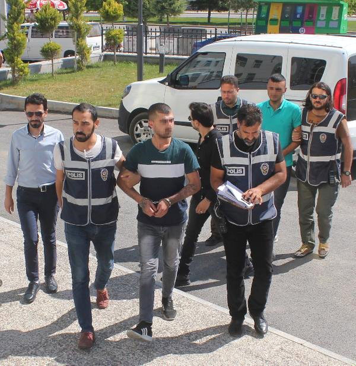 Omzundan vuruldu, havalandırma boşluğunda bulundu