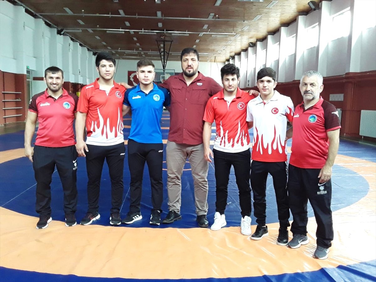 Ordulu milli güreşçilerin madalya sevinci