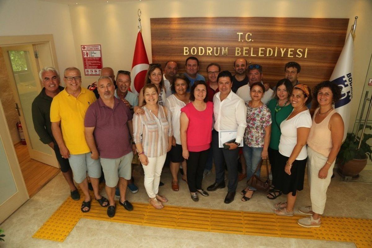 Ortaokul arkadaşlarından Başkana sürpriz