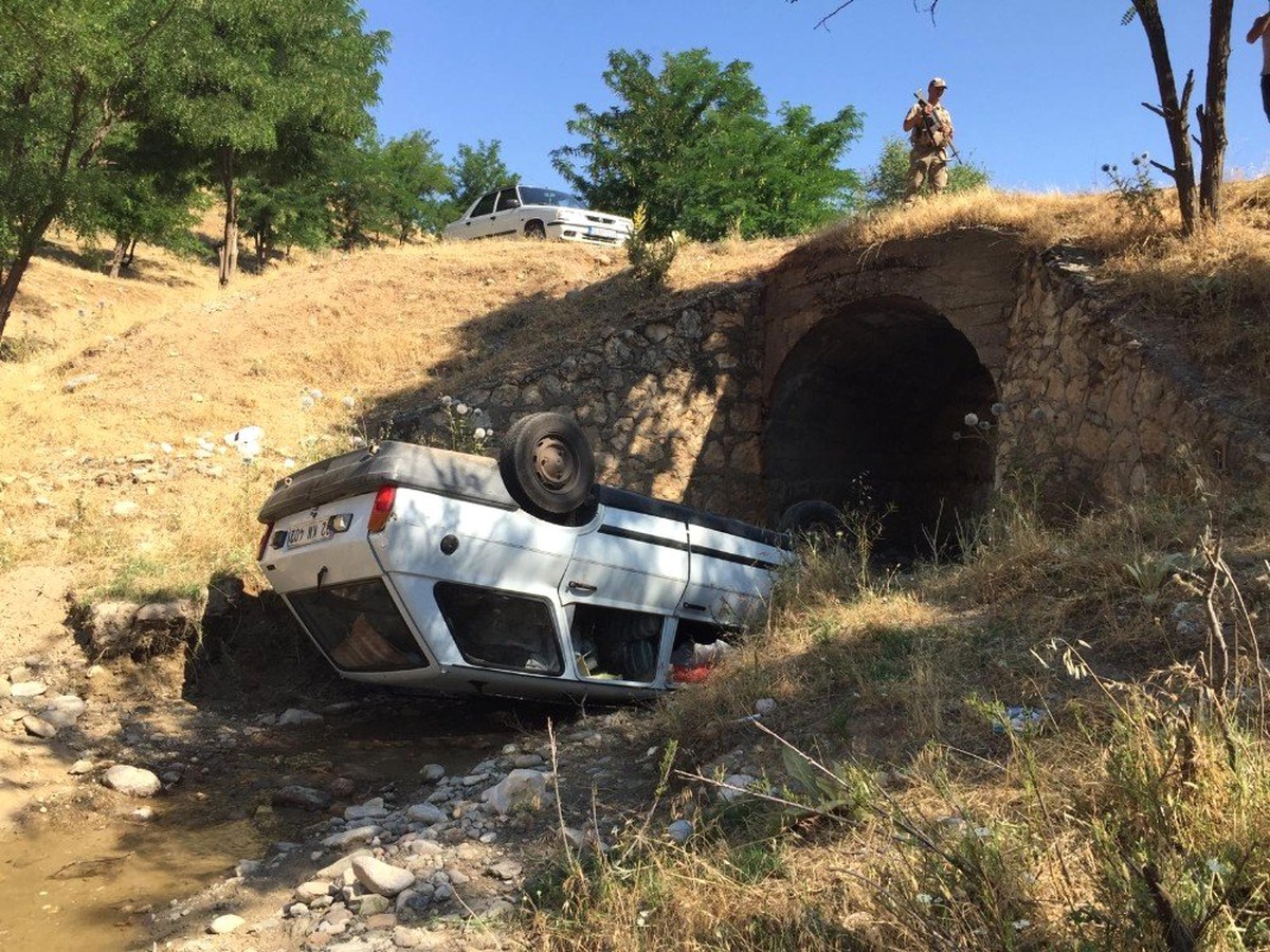 Otomobil köprüden dereye uçtu: 4 yaralı