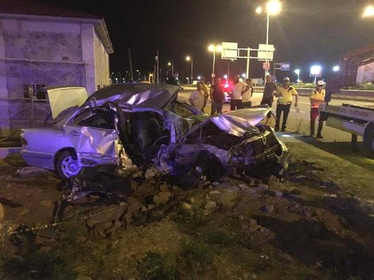 Otomobil refüje çarpıp, savruldu: 1 ölü, 3 yaralı