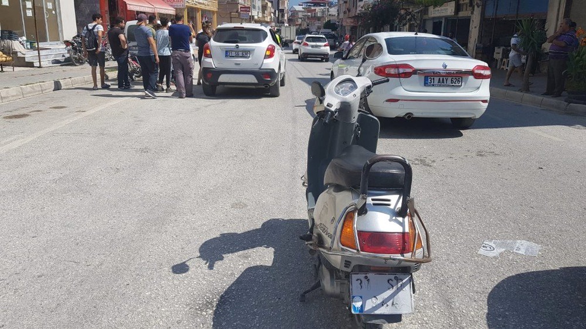 Otomobilin çarptığı motosiklet sürücüsü yaralandı