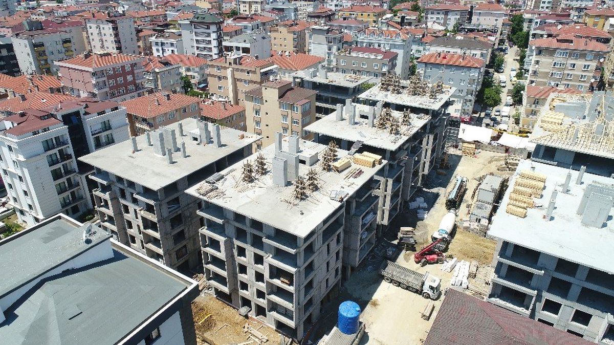 (Özel) Kartal\'da yıkılan binaların yerine yeni yapılan binaların çatıları yapılmaya başlandı
