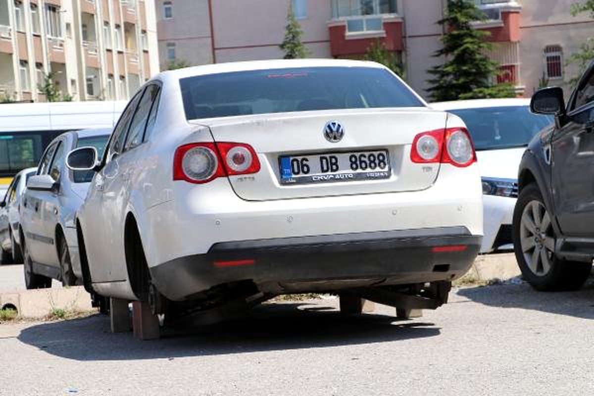 Park halindeki otomobilin 4 lastiği çalındı