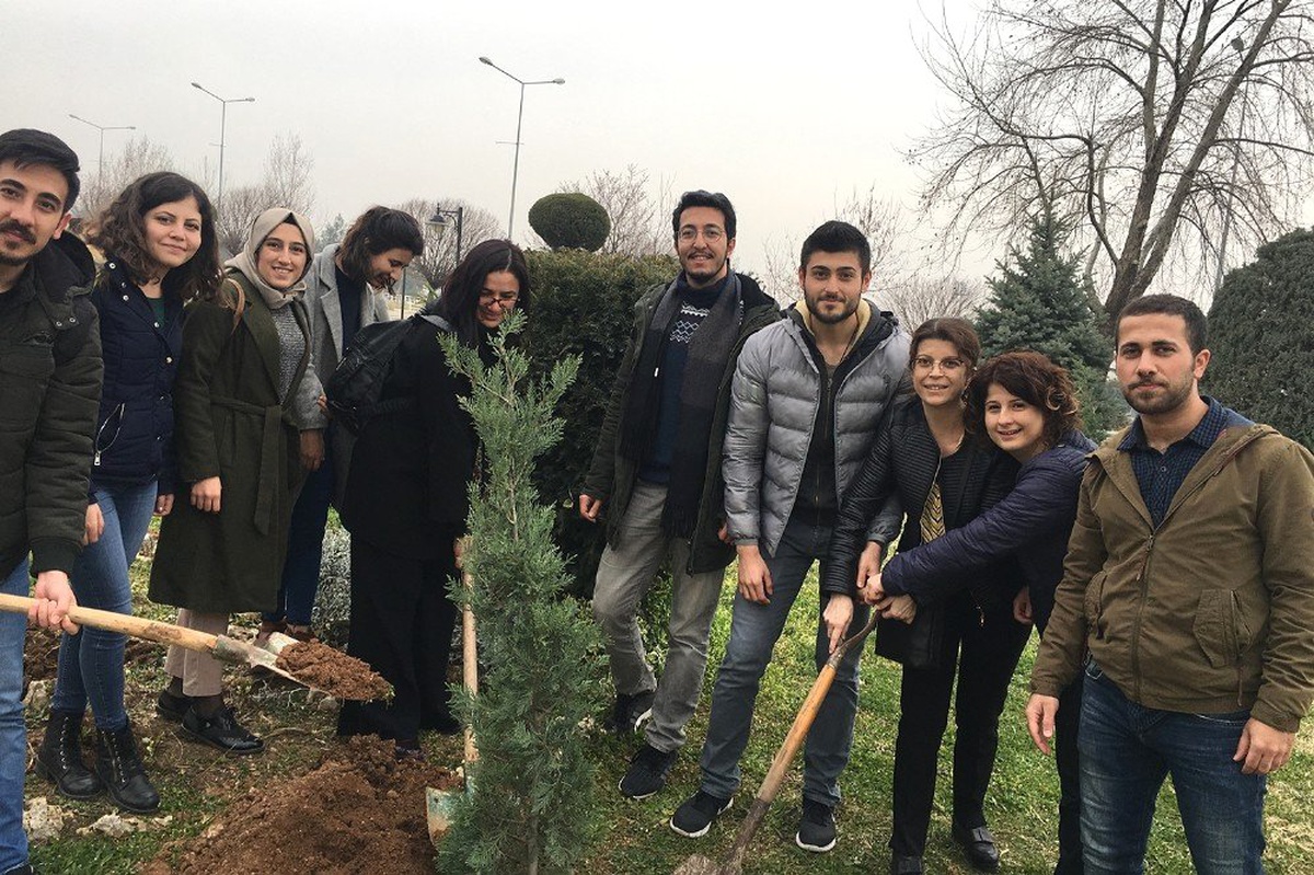 PAÜ\'lü öğrenciler 100 fidanı toprakla buluşturdu