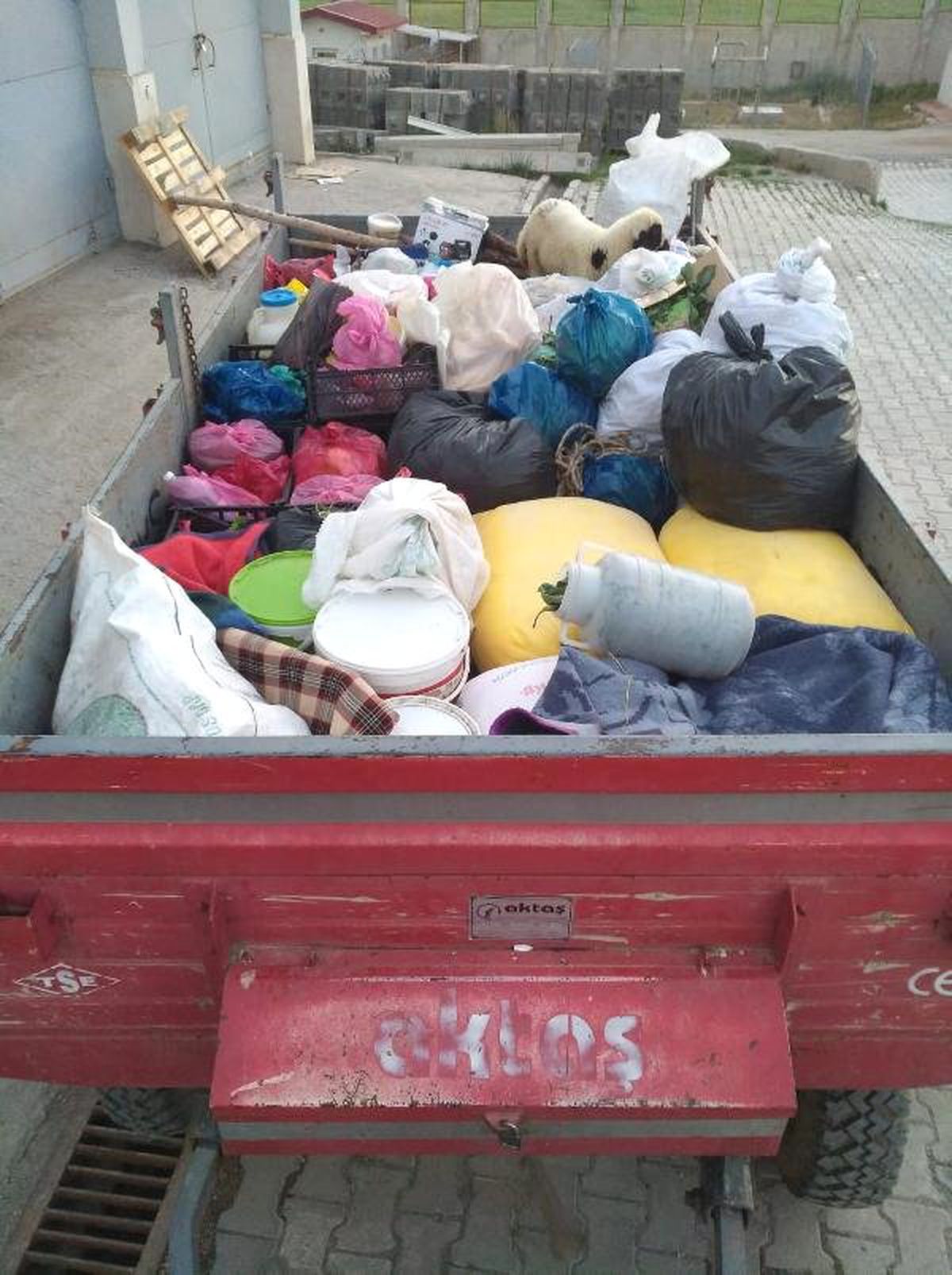 PKK\'ya bir traktör dolusu yaşam malzemesi götürürken yakalandılar