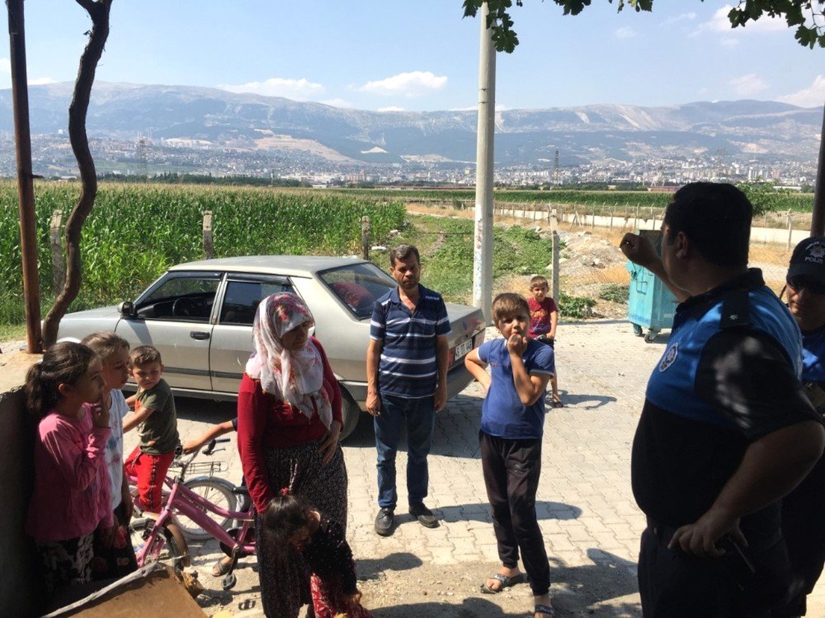 Polisi görünce çocuklarını boğuldu sanıp feryat ettiler