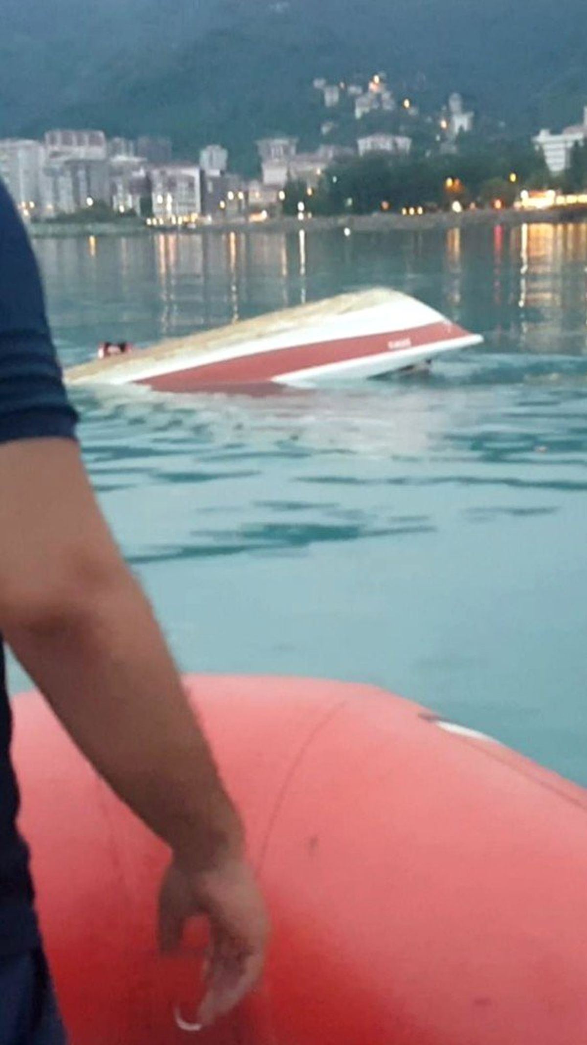 Rize sahilinde balıkçı teknesi alabora oldu