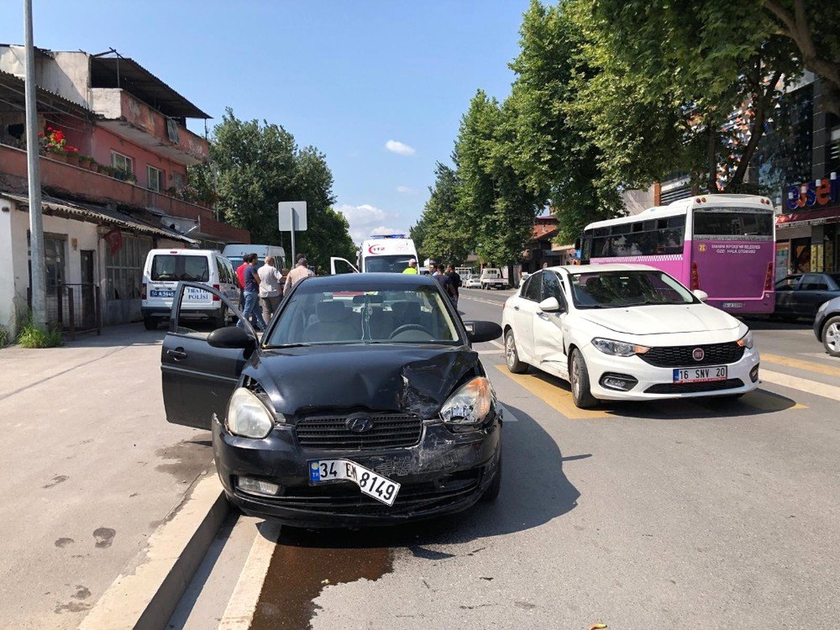 Sakarya\'da iki otomobil çarpıştı: 1\'i çocuk 4 yaralı