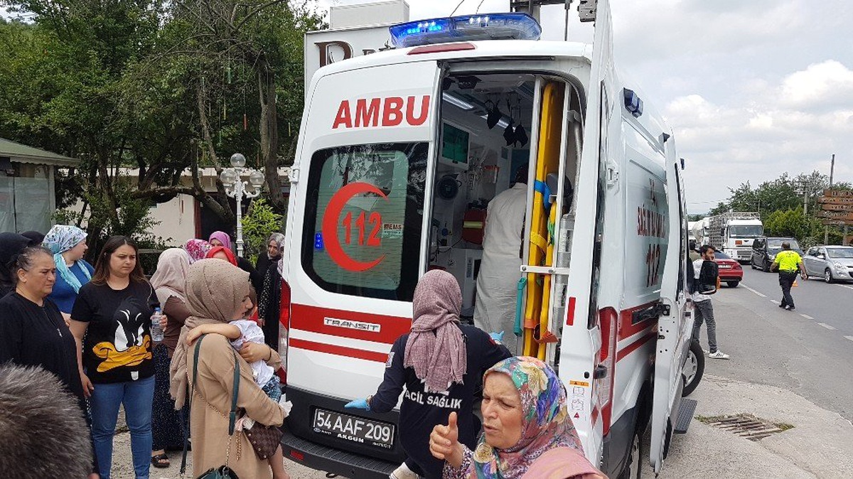 Sakarya\'da iki otomobil çarpıştı: 1\'i çocuk 7 yaralı
