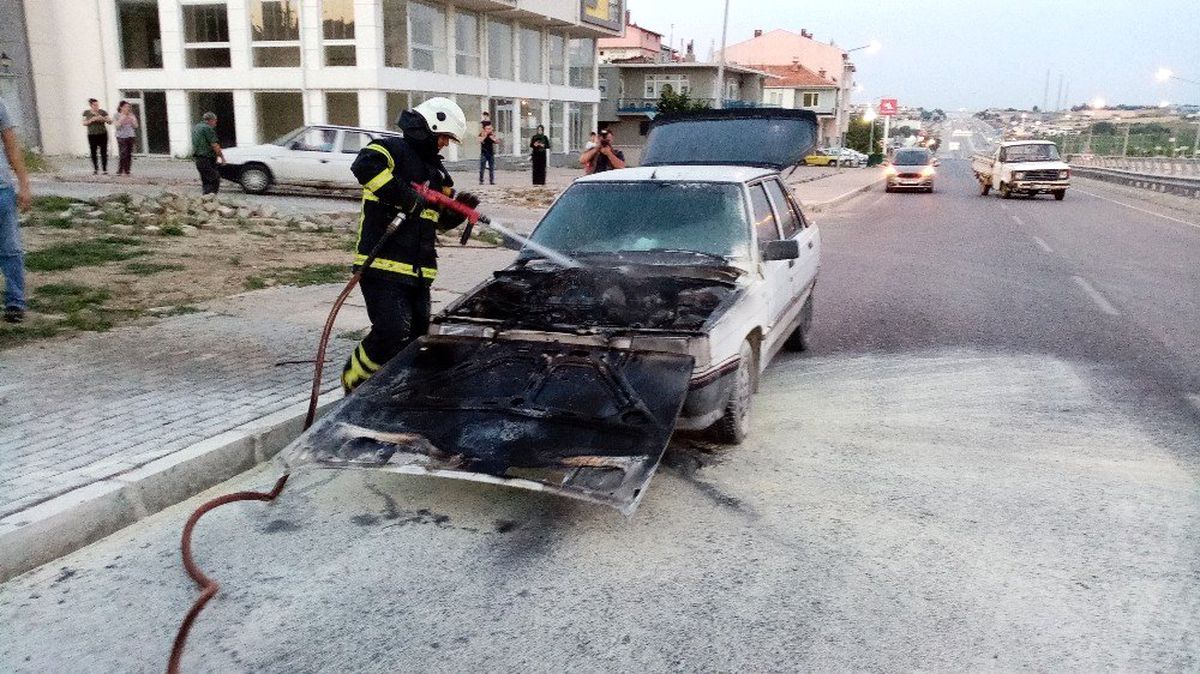 Seyir halindeki araç alev alev yandı