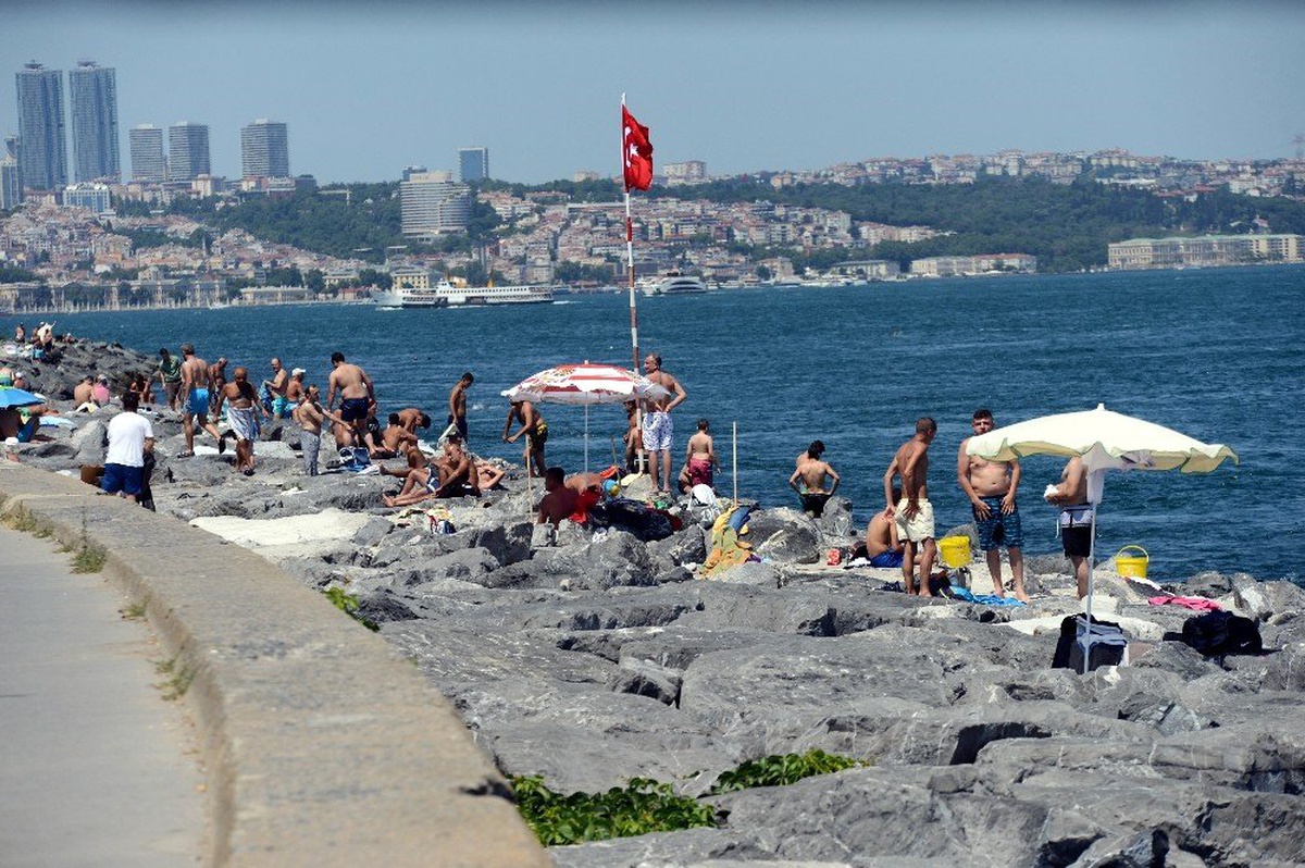 Sıcak hava boğazı plaja çevirdi