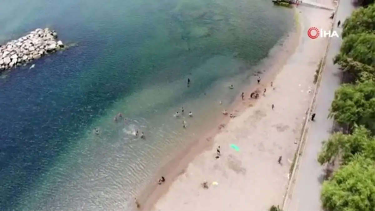 Sıcaktan bunalan vatandaşlar kendilerini Caddebostan plajına attı