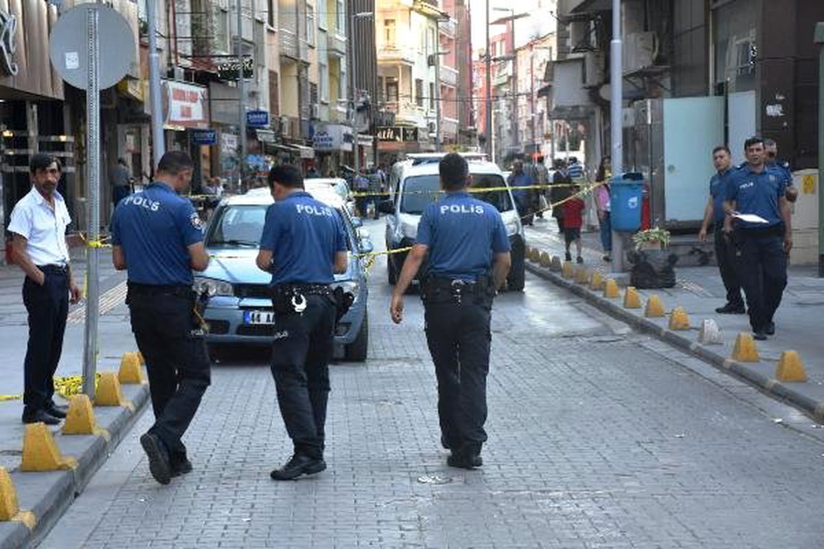 Silahlı kavgada, yoldan geçen kişi vuruldu