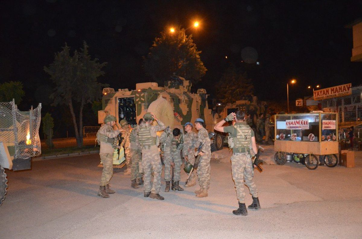Sınıra askeri araç sevkıyatı
