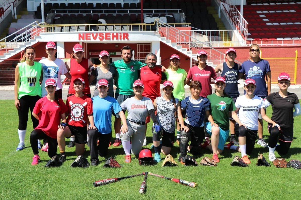 Softbol Kadın Milli Takımı Avrupa Şampiyonası\'na hazırlanıyor