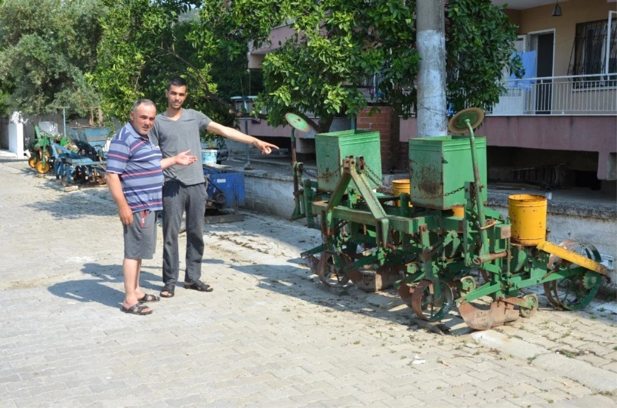 Sokağa bırakılan tarım aletleri mahalle sakinlerini rahatsız ediyor