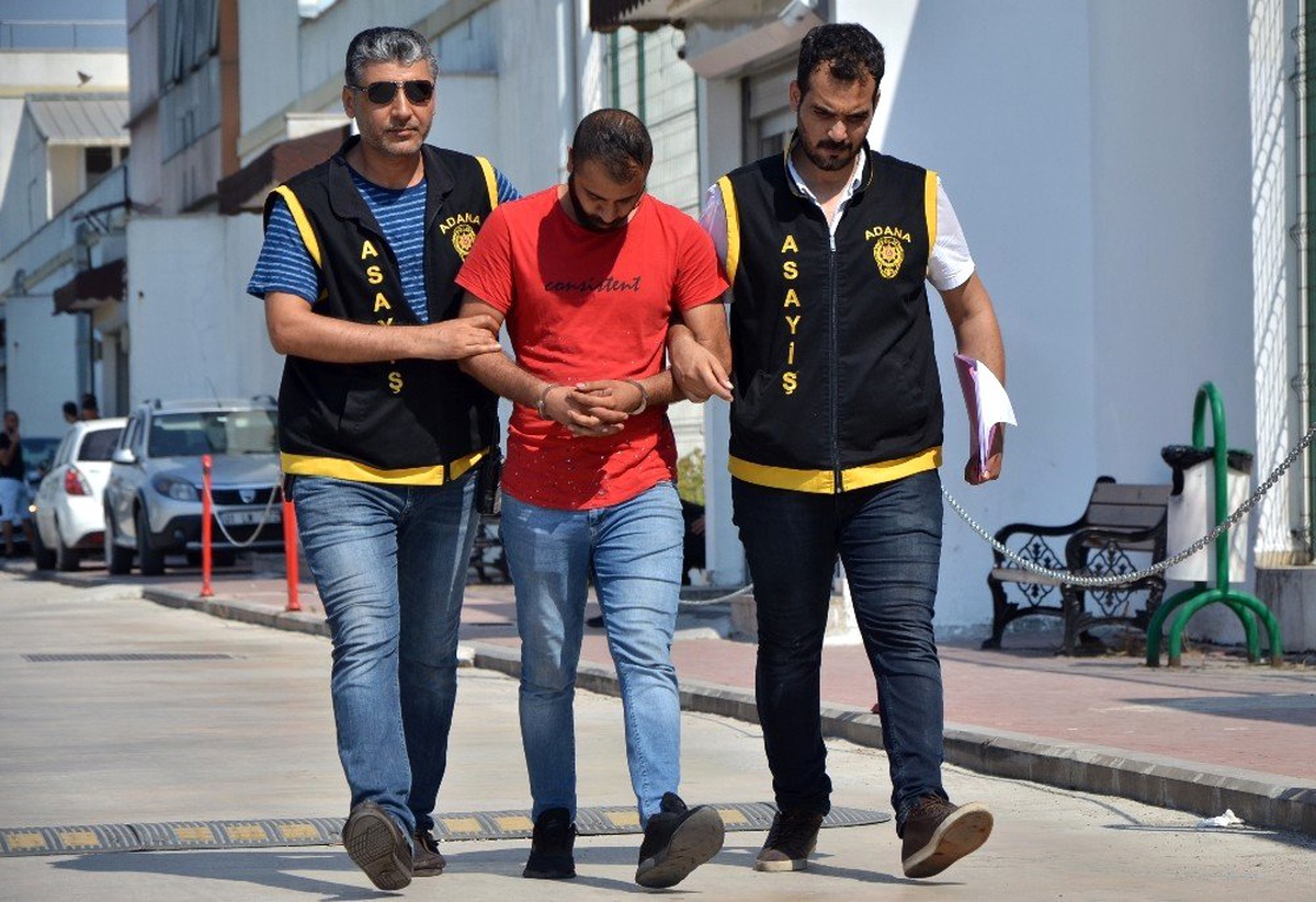 Sokakta oturan kadının elindeki cep telefonunu çaldı