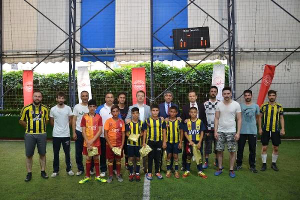 \'Sokaktan Okula\' kazandırılan çocuklar maça çıktı
