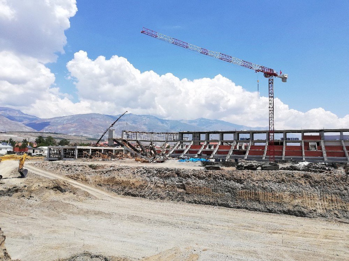 Stadyum inşaatında çalışan işçi 4 metreden yere düştü