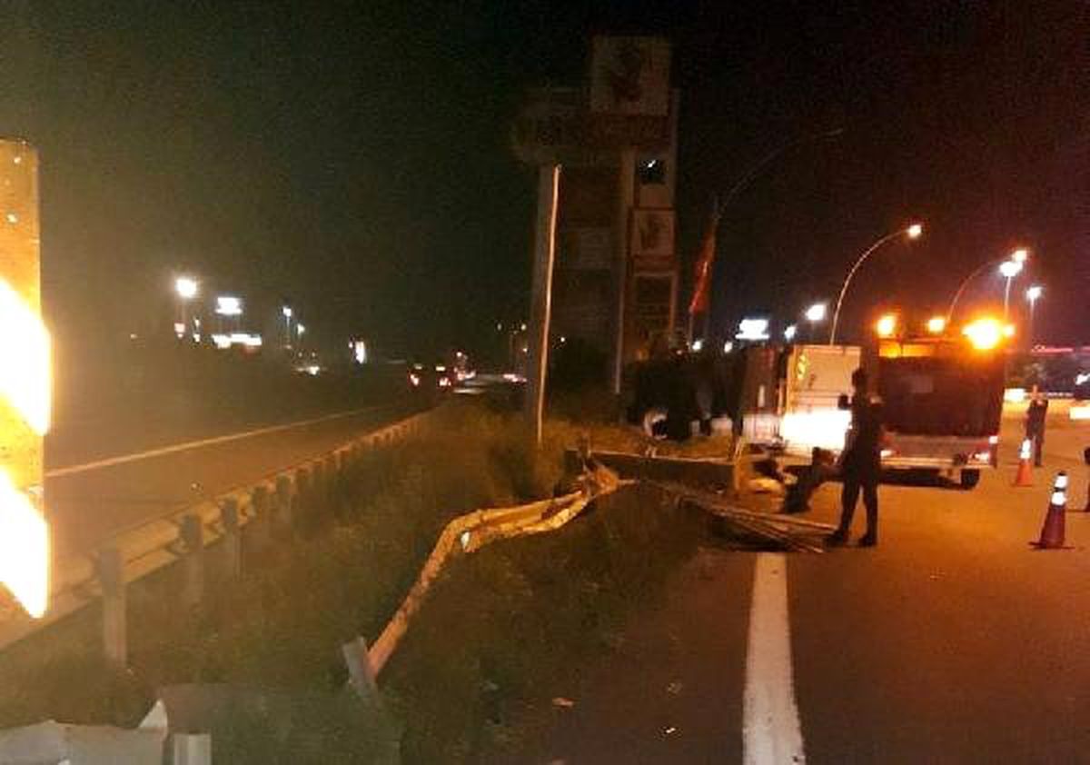 TEM\'de TIR devrildi; sürücü yaralandı