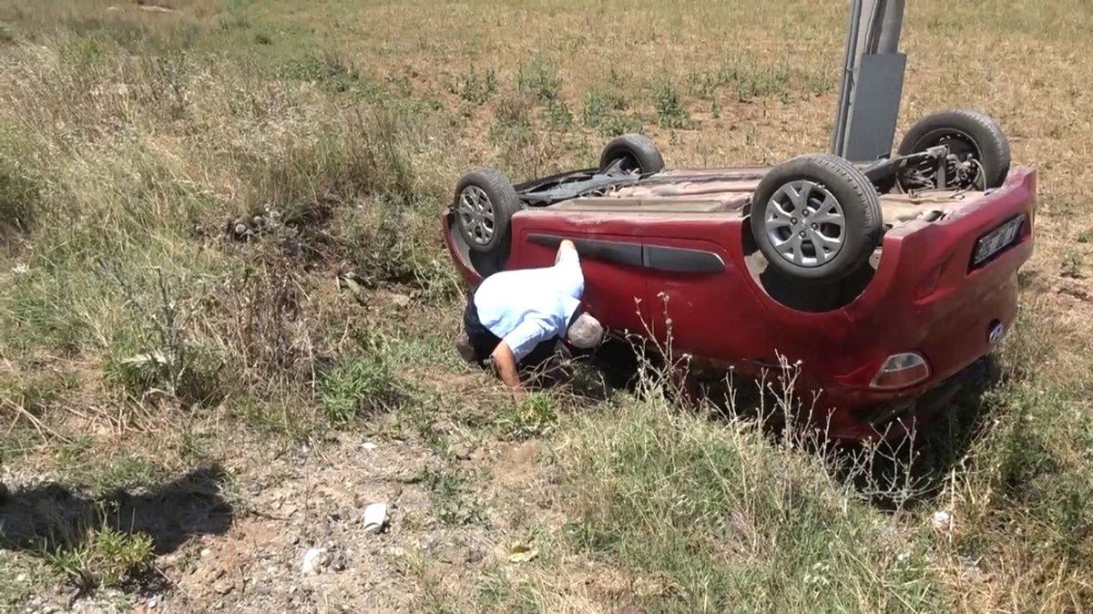 Ters devrilen otomobilden yara almadan kurtuldu