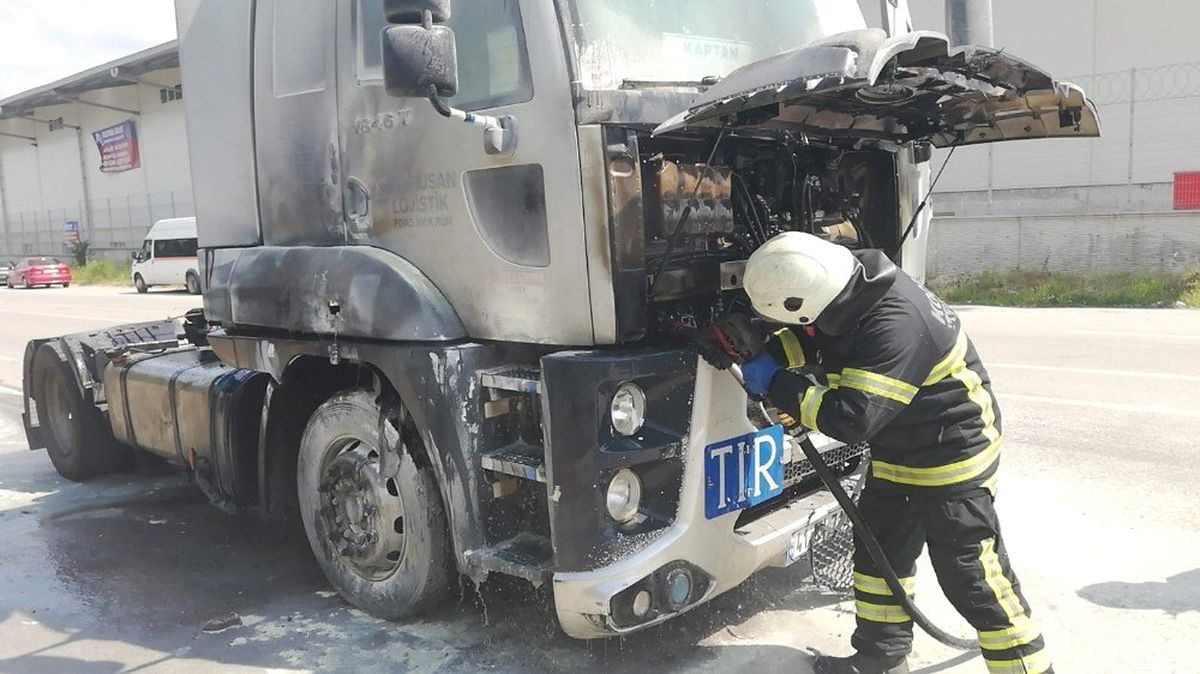 Tırda çıkan yangını itfaiye söndürdü