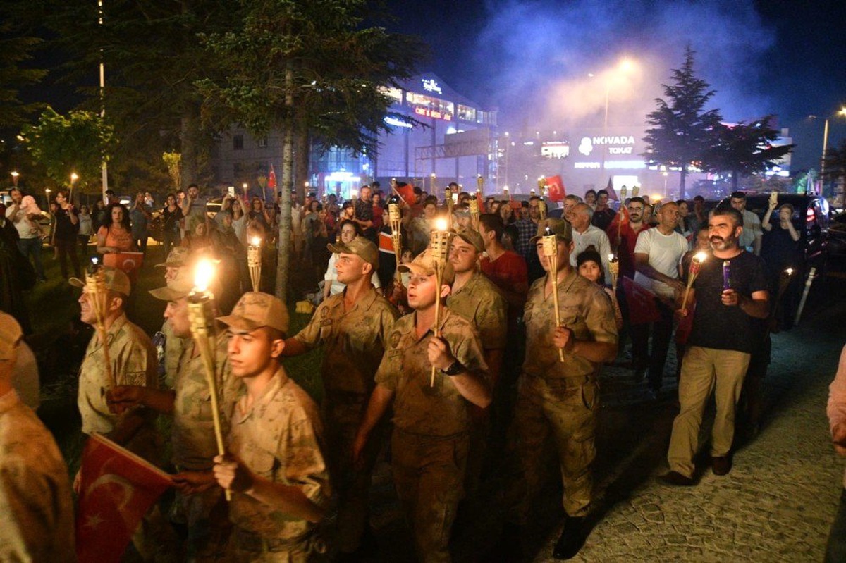 Tokat\'ta fener alaylı kutlama