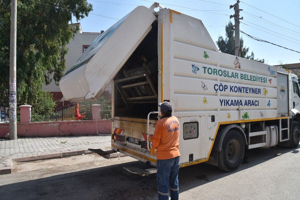 Toroslar\'da çöp konteynerleri yıkanıyor