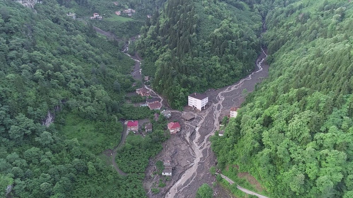 Trabzon\'daki selde 11 bina yıkıldı, 14 bina ağır hasar gördü