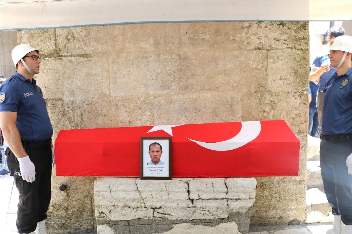 Trafik kazasında hayatını kaybeden polis toprağa verildi