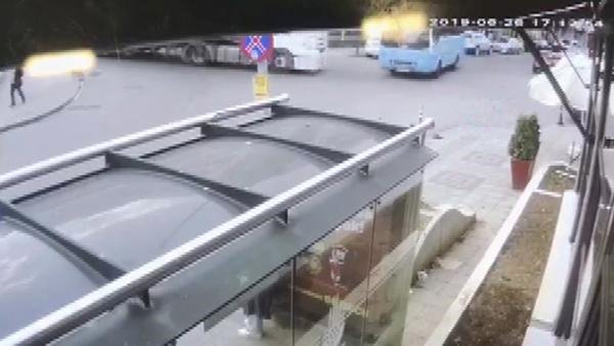 Tuzla\'da halk otobüsüyle TIR\'ın çarpıştığı kaza kamerada