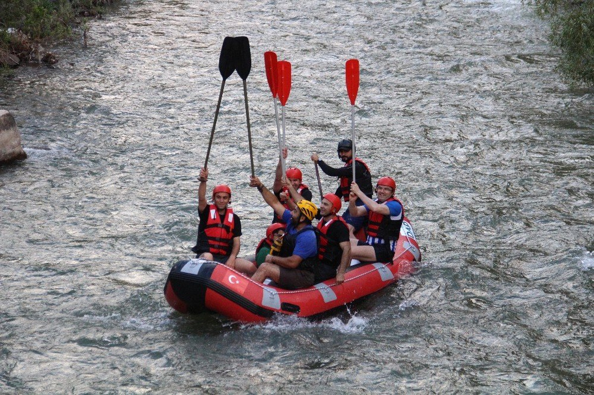 Uzundere\'nin eşsiz manzarasında yapılan ekstrem sporları turistleri bekliyor